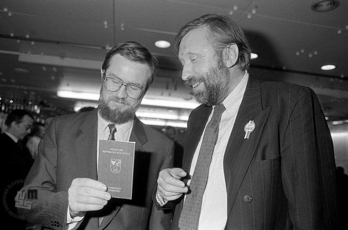 Lojze Peterle in takratni minister za zunanje zadeve Dimitrij Rupel z novim slovenskim potnim listom. (foto: Tone Stojko, hrani Muzej novejše zgodovine Slovenije) | Foto: Tone Stojko