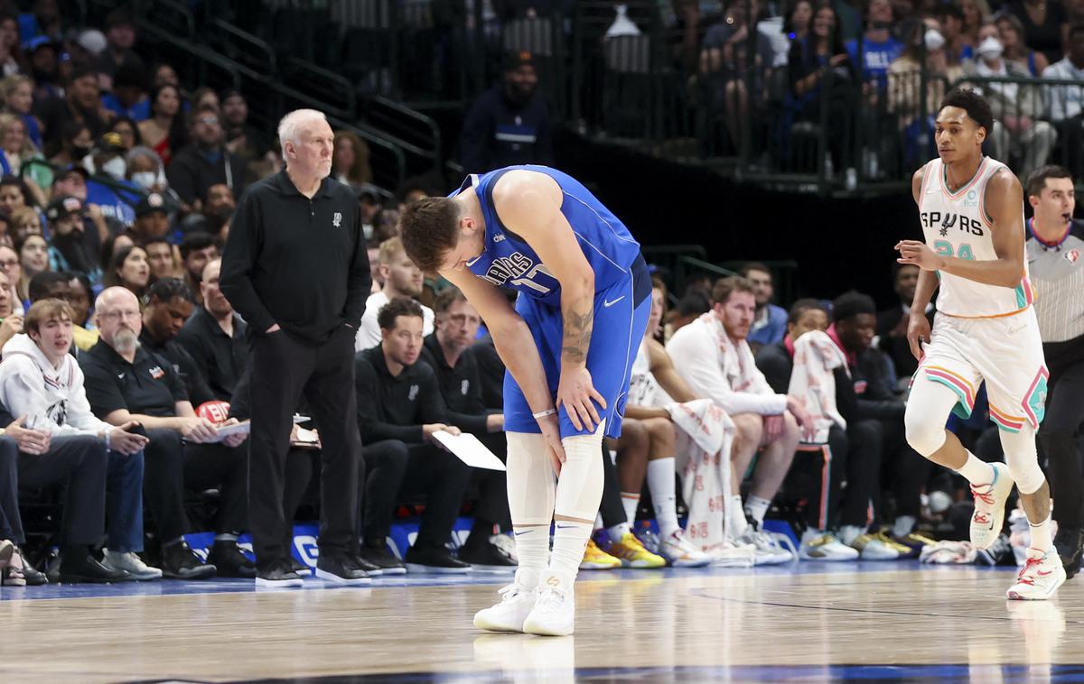 Luka Dončić | Luka Dončić si je mečno mišico oškodoval na nedeljski zadnji tekmi rednega dela sezone. | Foto Reuters