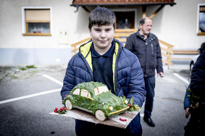 "Naredil sem hrošča. Je bilo kar precej dela. Lotili smo se šele včeraj in smo delali pozno v noč. Najprej smo izdelali osnovo iz lesa, nato pa jo oblekli v bršljanove liste in dodali malo meke. Celotna družina je delala skupaj. Najprej eno potico, drugo in tako naprej. Za vsakega smo naredili svojo," je povedal Tomaž Brglez.  | Foto: Ana Kovač