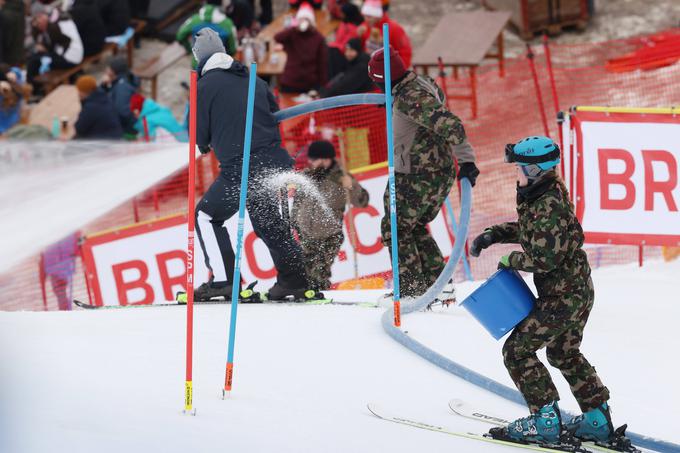 Topel veter je prinesel odjugo in slalom na zmehčani progi. Solili so jo, da bi čim dlje zdržala. | Foto: Reuters