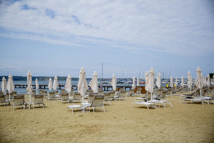 Portorož plaža | Policisti obiskovalcem plaž svetujejo, da s seboj vzamejo le najnujnejše stvari. | Foto Ana Kovač