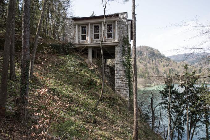 V bližini Vile Bled, kjer naj bi po Plečnikovih načrtih za kralja Aleksandra nastal nov dvorec, danes stoji Belveder, poznan tudi kot Titova čajnica. Do atentata na kralja leta 1934 so bili po arhitektovih načrtih narejeni le trije 30-metrski stebri nad jezerom. Po drugi svetovni vojni je začeto Vinko Glanz dokončal po svojih zamislih. Na podpornike je postavil betonsko ploščo, na kateri je nastala predsedniška zajtrkovalnica, v kateri so prirejali tudi čajanke. V toplih mesecih leta danes tam deluje kavarna, pred leti pa so v njej prirejali tudi dogodke z DJ-ji.  | Foto: 