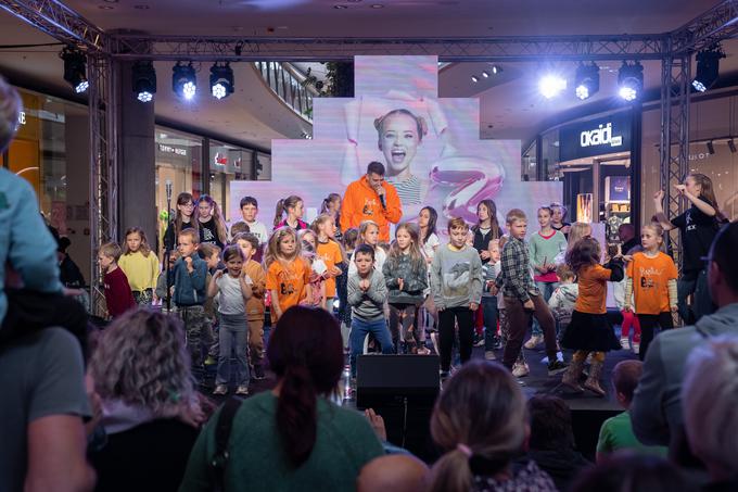 Otroci so postali del izjemnega glasbenega doživetja z raperjem Trkajem. | Foto: Žiga Intihar