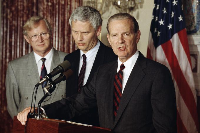 Nizozemski zunanji minister Hans van den Broek (v sredini) in ameriški zunanji minister James Baker (desno) na novinarski konferenci 3. julija 1991 v Washingtonu. Baker, ki je nekaj dni pred slovensko osamosvojitvijo z besedami, da ne bodo dopustili nobenih enostranskih dejanj, opogumil zagovornike napada JLA na Slovenijo, je na novinarski konferenci povedal, da je Jugoslavija morda na robu vsesplošne državljanske vojne, saj zvezna vlada ne more nadzorovati enot JLA, ki se bojujejo proti zagovornikom samostojnosti (Baker je uporabil izraz secesionisti, op. p.) v Sloveniji in na Hrvaškem. | Foto: Guliverimage/Vladimir Fedorenko