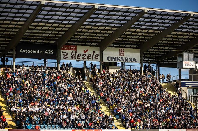 Navijači Celja so odločitev sodnika o kazenskem udarcu pospremili z žvižgi. | Foto: Jure Banfi/alesfevzer.com