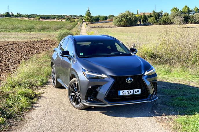 Lexus NX | Prvega NX so pri Lexusu predstavili leta 2014. Do zdaj so jih v Evropi prodali več kot 175 tisoč. Večina kupcev je z njim prvič kupila lexusa. Trenutno NX predstavlja približno tretjino prodaje avtomobilov znamke Lexus na evropskem trgu. Na globalni ravni prodajne številke presegajo milijon prodanih primerkov. | Foto Gregor Pavšič