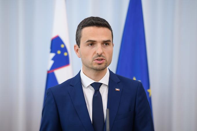 Na ministrstvu za obrambo, ki ga vodi Matej Tonin, so poudarili, da ne gre za nezaupanje Šestanu, pač pa ga želijo razbremeniti. | Foto: STA ,