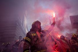 Protestni shod poklicnih gasilcev pred poslopjem vlade. gasilci