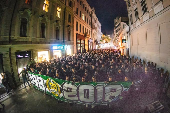 Pripadniki Green Dragons se bodo zbrali ob 17.30 v Argentinskem parku, nato pa se v povorki po Slovenski cesti in Čopovi ulici odpravili proti Prešernovemu trgu oziroma Tromostovju, kjer se bodo razdelili po širšem mestnem jedru. | Foto: Matic Klanšek Velej/Sportida