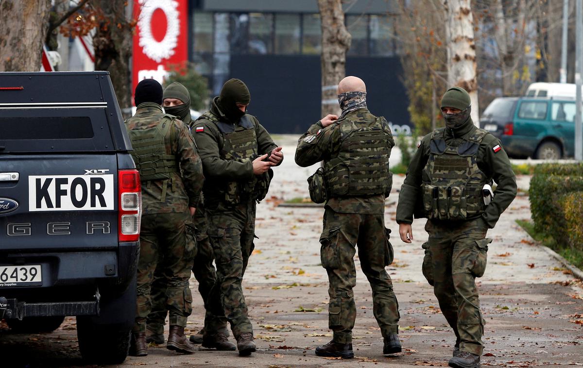 Kfor | Srbski predsednik Aleksandar Vučić je v nedeljo zvečer na mejo s Kosovom poslal poveljnika generalštaba srbske vojske Milana Mojsilovića. | Foto Reuters