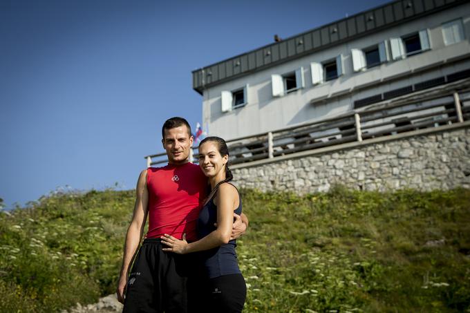 Prejšnje tri sezone ste ju lahko srečali na Gomiščkovem zavetišču na Krnu, od junija letos skrbita za dom na Črni prsti, ki spada pod okrilje Planinskega društva Podbrdo. | Foto: Ana Kovač