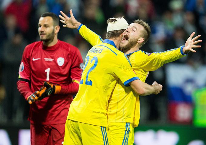 Samir Handanović, tudi nekdanji kapetan slovenske reprezentance, še vedno brani. Pri 38 letih ga že konec tedna čaka najslajša tekma kariere, prvi finale lige prvakov z Interjem, katerega naj bi spremljal s klopi za rezervne igralce, saj je pri milanskemu klubu vlogo prvega vratarja prevzel Kamerunec Andre Onana. Za slovensko izbrano vrsto je zadnjič branil 17. novembra 2015, ko se je na povratni tekmi play-offa za Euro 2016 v Ljudskem vrtu z Ukrajino razšel z 1:1. | Foto: Vid Ponikvar