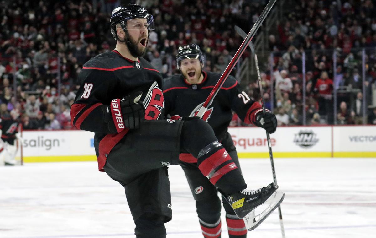 Carolina Hurricanes, Derek Stepan | Derek Stepan je dosegel drugi gol za Carolino. | Foto Guliverimage