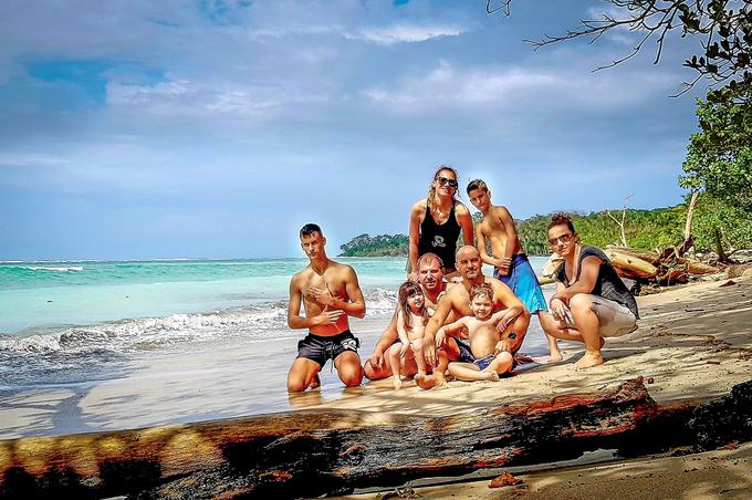 Uroš Stanić je obiskal že 55 držav. Najljubša žival, ki jo je spremljal v divjini, je bila kača bornejska jamičarka, najljubša plaža pa Gam (Raja Ampat v Indoneziji). | Foto: Arhiv Uroša Stanića