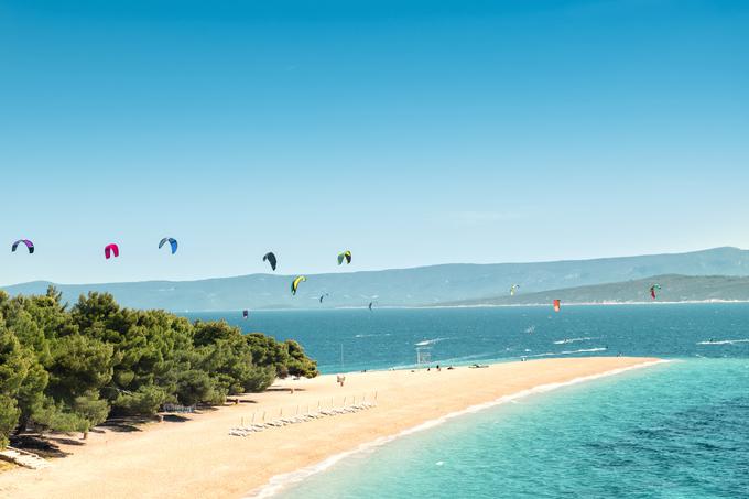 Zlatni rat oziroma Zlati rt na otoku Braču je verjetno najbolj znana plaža na Jadranu – okoli kilometer dolg prodnati rt krasi bolj ali manj vsak hrvaški turistični prospekt, njegova posebnost pa je ta, da nikoli ni povsem isti, saj glede na smer vetra nekoliko spreminja obliko in položaj. | Foto: 