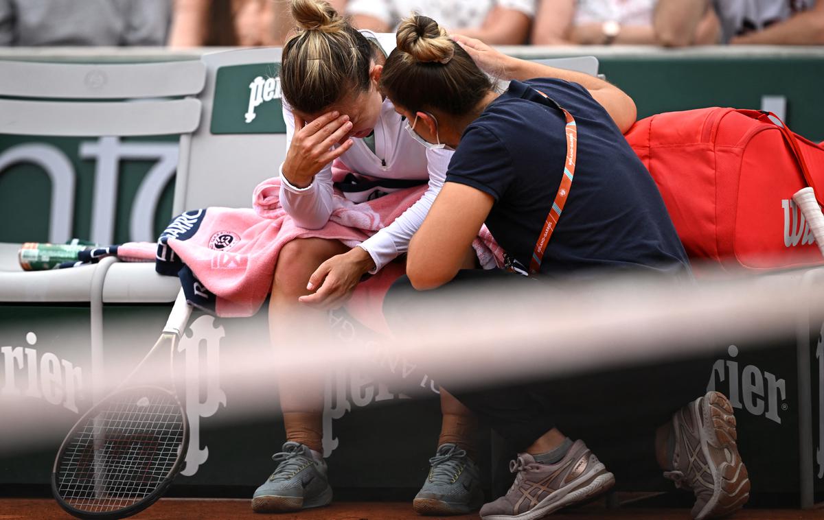 Simona Halep | Simona Halep je v drugem krogu odprtega prvenstva Francije v Parizu doživela napad panike.  | Foto Reuters