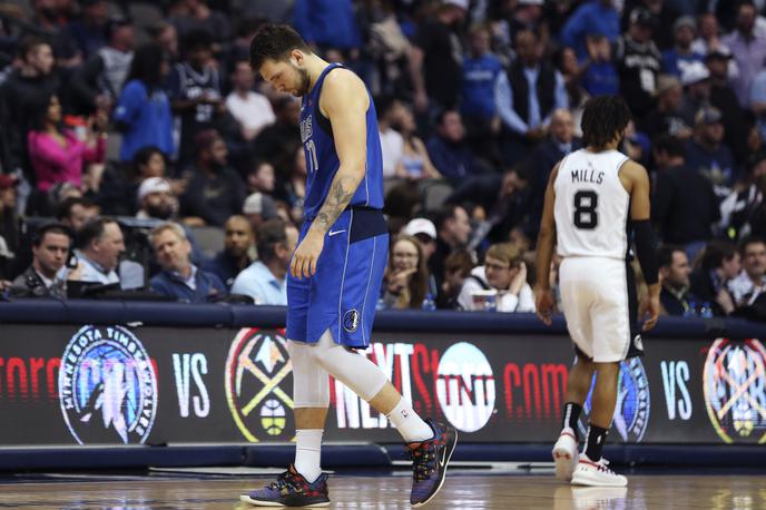 Luka Dončić razočaranje | Luka Dončić je na zadnji tekmi začutil bolečino v levem kolenu, a bo zaigral proti San Antoniu. | Foto Reuters