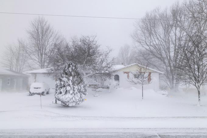 Nenavadno močan arktični ciklon je prinesel sneg, oster in mrzel veter ter nizke temperature. | Foto: Reuters