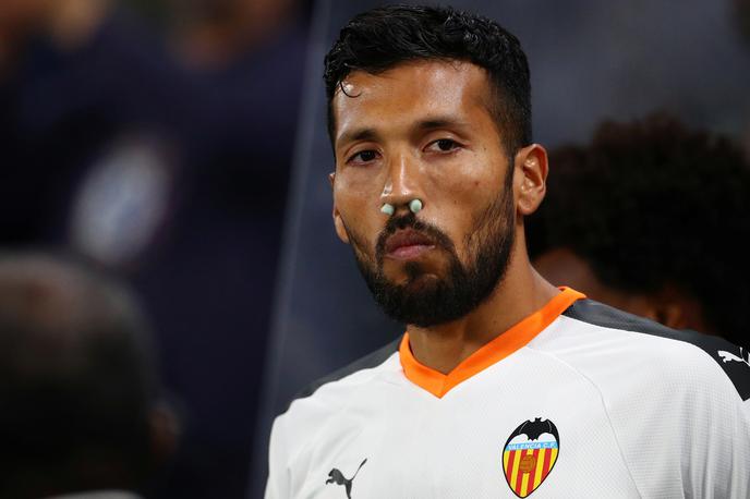 Ezequiel Garay | Ezequiel Garay je prvi s koronavirusom okuženi nogometaš španskega prvenstva. Nosi dres Valencie, na tekmi lige prvakov prejšnji teden z Atalanto pa ni igral. | Foto Reuters