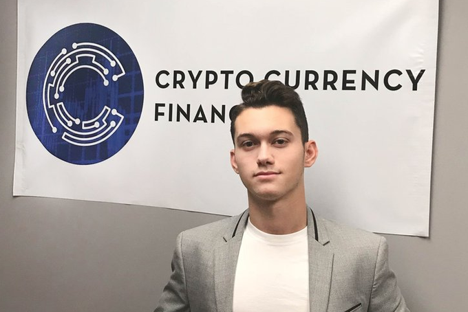 Zillan na spletni strani podjetja Cryptocurrency Financial trdi, da je svoj prvotni vložek v kriptovalute v treh letih povečal za deset tisoč odstotkov in da so milijonarji kot on zaradi njegovih nasvetov postali že trije ljudje, poučeval pa jih je že več kot 800. Svetoval naj bi tudi več ameriškim podjetjem, ki se uvrščajo med Fortune 500, torej med 500 največjih podjetij v ZDA.  | Foto: Cryptocurrency Financial