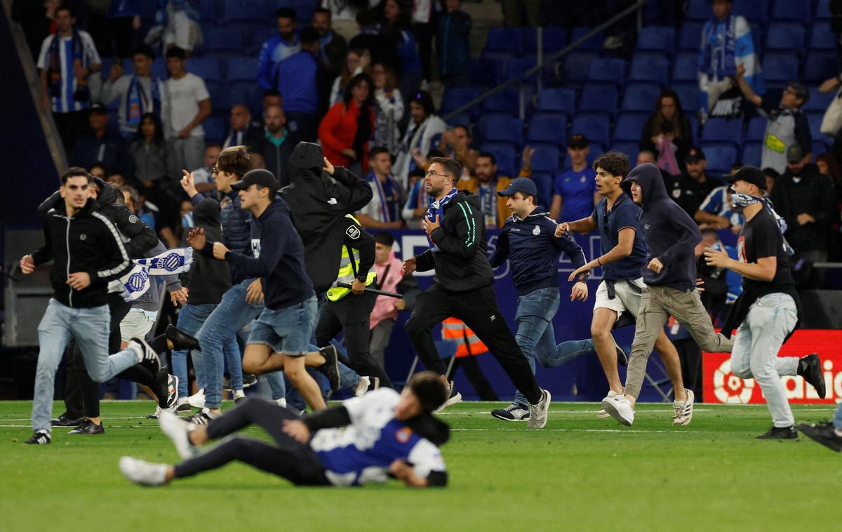 Barcelona Espanyol | Jezni navijači Espanyola so po koncu srečanja vdrli na igrišče in želeli obračunati z nogometaši Barcelone. | Foto Reuters