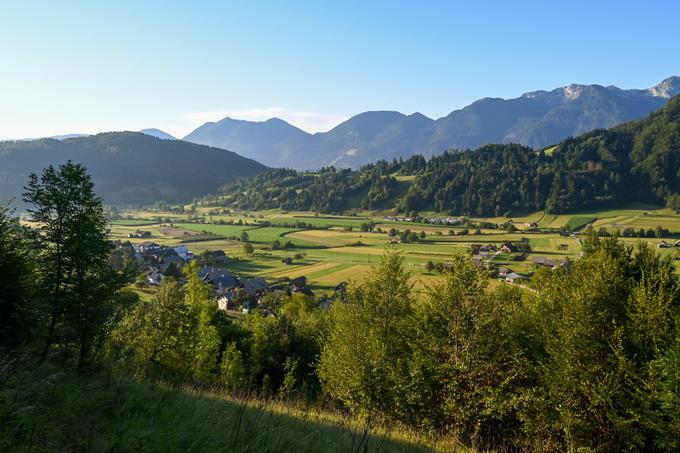 Srednja vas. Čez travnik od vasi je P+R Senožete. | Foto: Matej Podgoršek