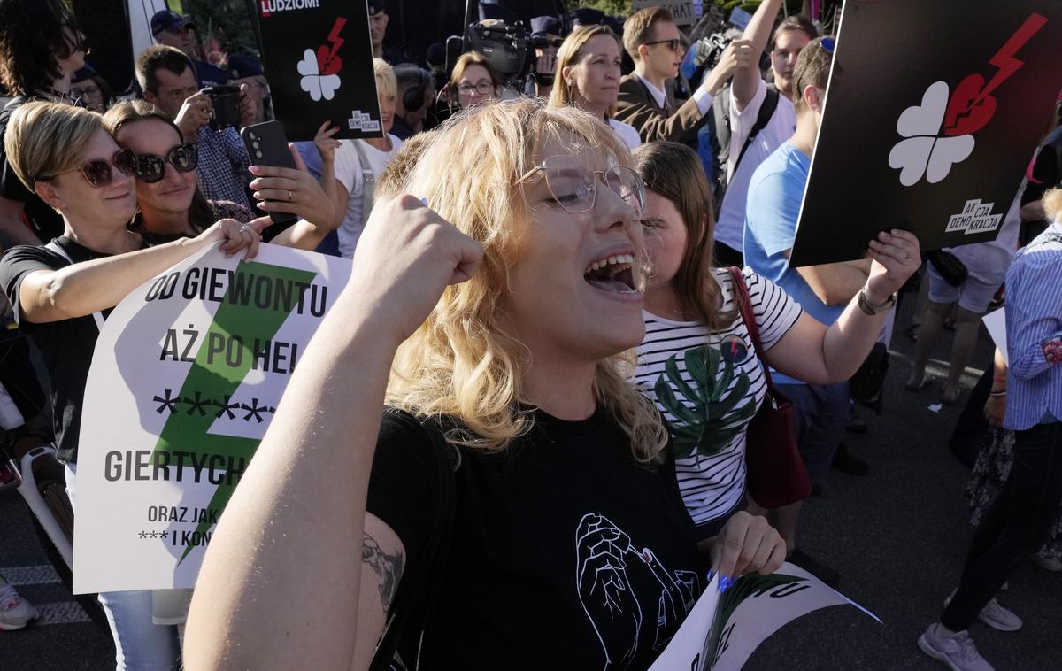 protest na Poljskem | Na neizpolnjene obljube vlade je danes v Varšavi opozarjalo več tisoč protestnic in protestnikov. Zbrani so vladajoče opomnili, da so ravno po zaslugi žensk na oblasti, te pa še vedno čakajo na spremembe zakonodajnega stanja, ki ga je Tusk označil za "ženski pekel". | Foto Guliverimage