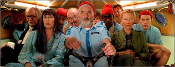 V tej zvezdniško obarvani komični pustolovski drami Wesa Endersona se ekscentrični oceanograf Steve Zissou (Bill Murray) s pisano druščino odpravi iskat skrivnostnega morskega psa, ki naj bi pojedel Stevovega partnerja. • V ponedeljek, 26. 7., ob 10.05 na HBO 3.* │ Tudi na HBO OD/GO. | Foto: 