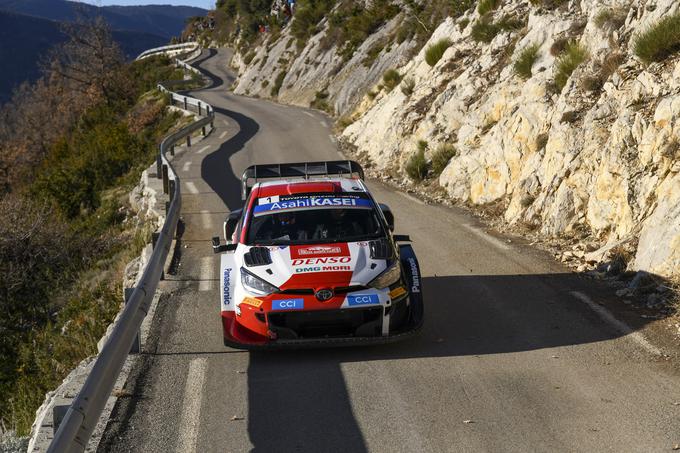 Ogier letos ne bo branil naslova svetovnega prvaka, dokazal pa je vnovično konkurečnost Toyotinega dirkalnika. Njegov nepisani naslednik Elfyn Evans je naredil napako in zapravil odlično uvrstitev. | Foto: Toyota