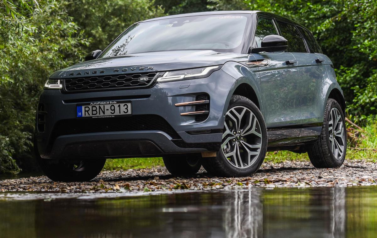 Range rover evoque | Čeprav je evoque pravi cestni postavljač in eden od nedvomnih avtomobilskih statusnih simbolov, je na cesti odličen. Na asfaltnih cestah je ravno dovolj kompakten, da se odlično znajde tudi med ovinki. | Foto Gašper Pirman