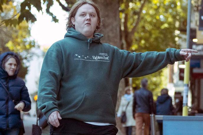 Lewis Capaldi | Med sprehodom po parku je škotski pevec pomagal nezavestni ženski. | Foto Profimedia