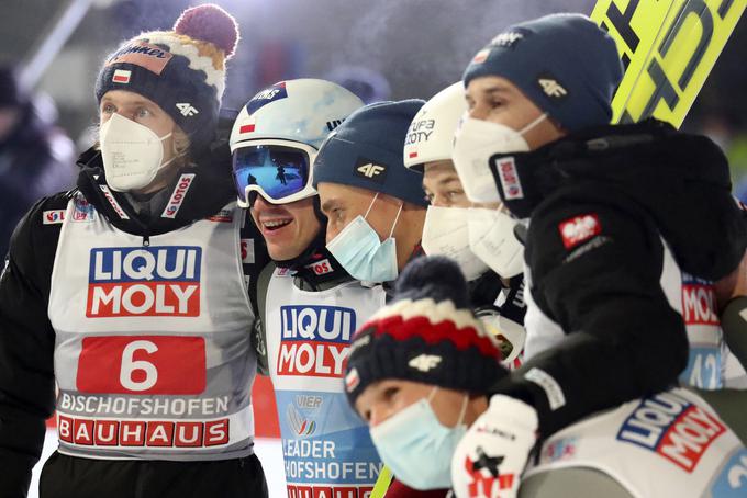 Uspeha se je veselil z moštvenimi kolegi, a žal brez gledalcev, ki zaradi koronavirusa ne morejo priti na športna prizorišča. | Foto: Guliverimage/Vladimir Fedorenko