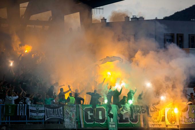 V Novi Gorici sta se pomerili najbolj vroči ekipi jesenskega dela. Olimpija je izkoristila bučno podporo navijačev, ki so v velikem številu pripotovali v mesto vrtnic. Kronaveter je dosegel dva gola, Kapun pa je z mojstrskim strelom dodal še enega. V Ljubljani je zavladala nogometna vročica, saj so zeleno-beli dosegli že sedmo zaporedno zmago v prvenstvu, prednost pred Gorico na lestvici pa povišali na štiri točke. | Foto: 