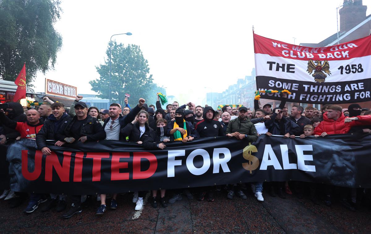 Manchester United Liverpool | Pred večnim derbijem je ulice preplavilo več tisoč nezadovoljnih navijačev Manchester Uniteda. | Foto Reuters