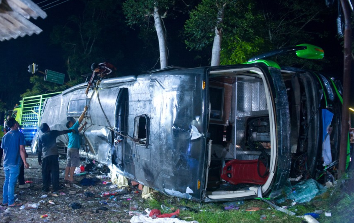 avtobus | Avtobus je prevažal 61 dijakov in učiteljev.  | Foto X/@XHNews