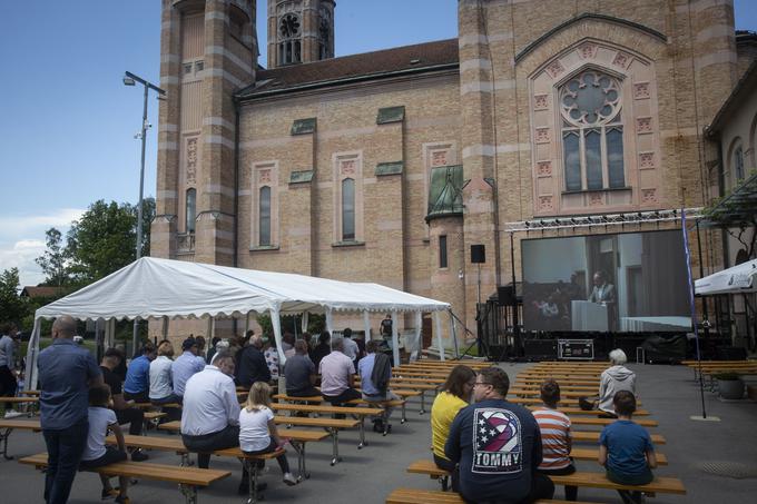 Navzoči so mašo lahko spremljali tudi zunaj cerkve.  | Foto: Bojan Puhek