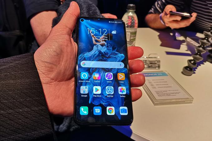 Razstavni modeli Honor 20 Pro so imeli naložen operacijski sistem Android 9.0, a jih je bilo mogoče uporabljati le za zaprtimi vrati. 
 | Foto: Matic Tomšič