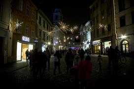 Ljubljana praznična okrasitev lučke december