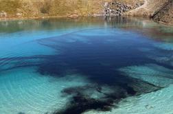 Idilično jezero zaradi koronavirusa namenoma obarvali v črno #video