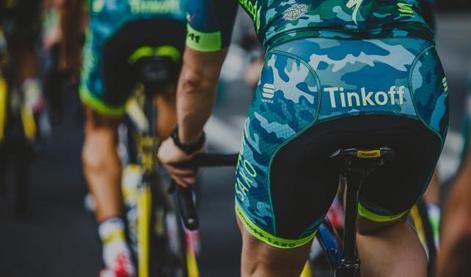 Tinkoff-Saxo se z maskirnimi dresi zliva z okolico Kanarskih otokov (video)