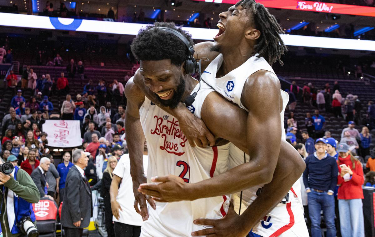 Joel Embiid | Tyrese Maxey je tako čestital Joelu Embiidu za izjemno predstavo proti Utahu. | Foto Reuters