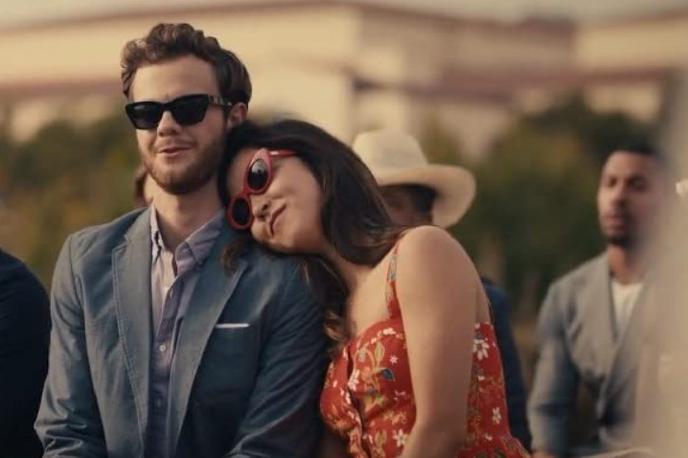 Jack Quaid, Maya Erskine | Foto IMDb