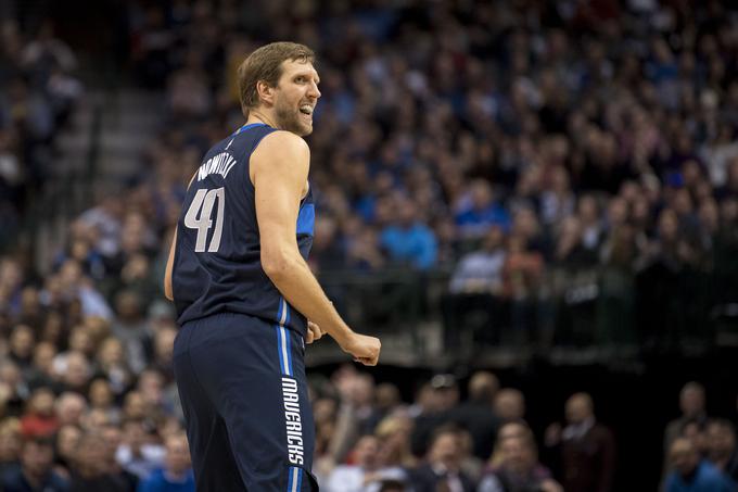 Dirk Nowitzki bo že 21. sezono preživel v dresu Dallasa.
 | Foto: Reuters