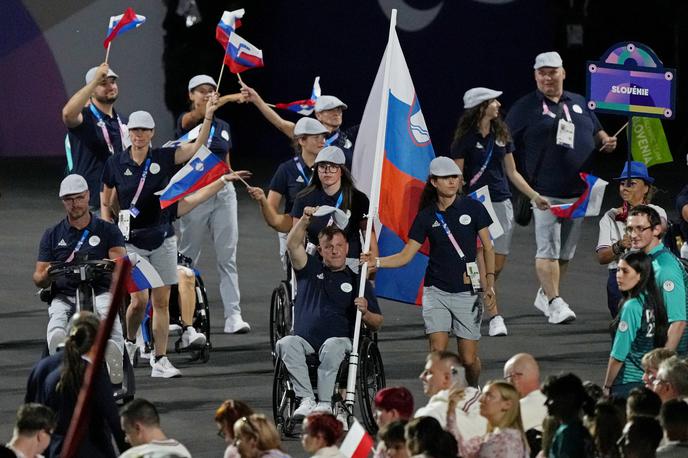 Paraolimpijske paralimpijske igre Pariz 2024 | Slovensko zastavo na slovesnosti sta nosila atlet Henrik Plank in odbojkarica sede Lena Gabršček. | Foto Reuters