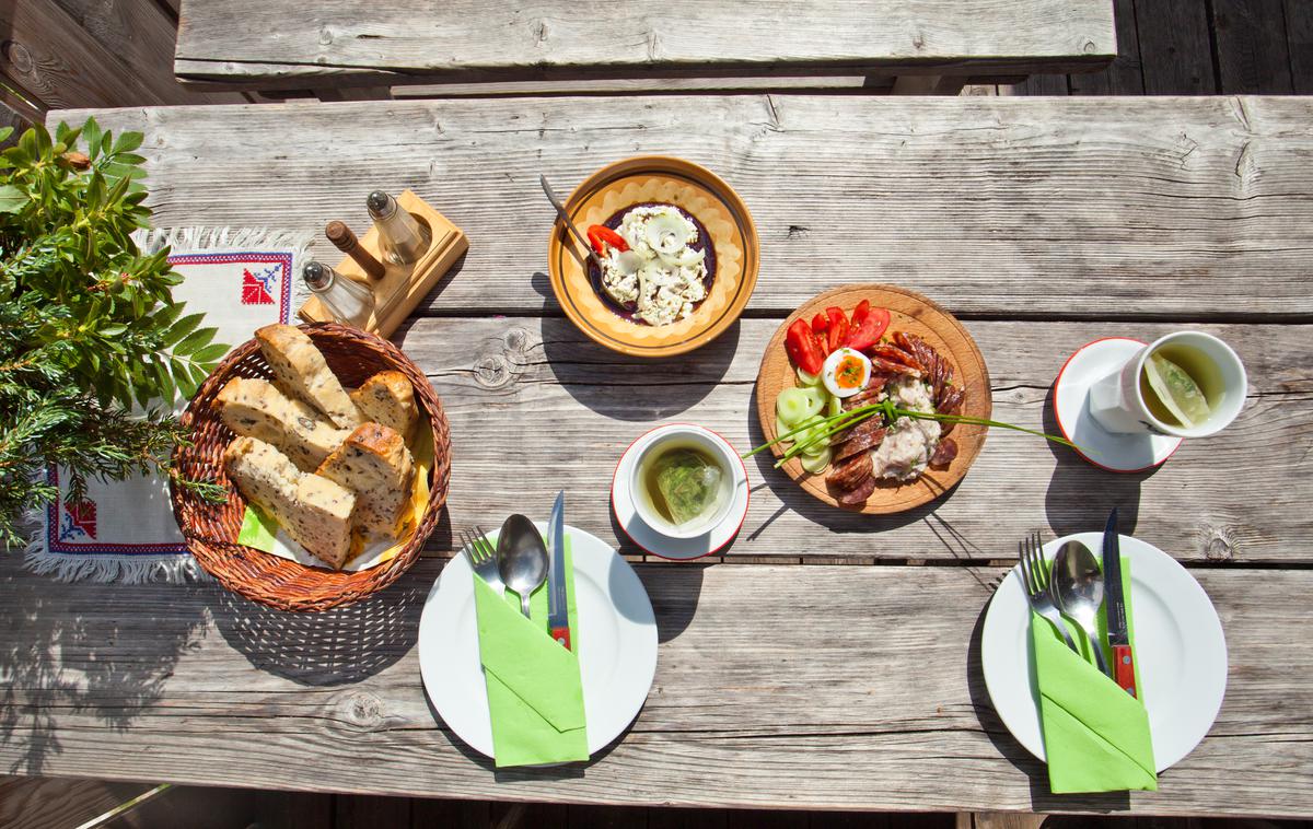 Češka koča hrana | Po novem boste lahko v planinsko kočo tudi vstopali, ne samo sedeli na terasi. | Foto Jošt Gantar (www.slovenia.info)