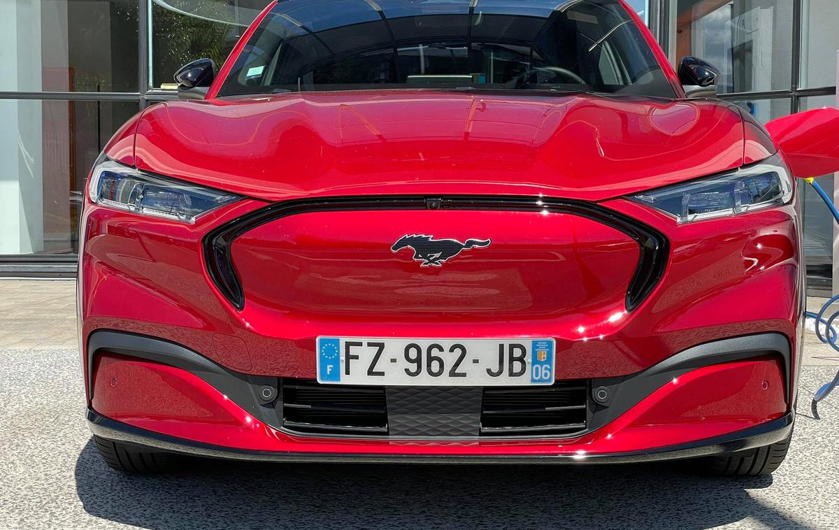 Ford mustang mach E | Ford je za svoj prvi namenski električni avtomobil izbral mustangovo ime in tudi prepoznavno ikono na nosu vozila. | Foto Gregor Pavšič