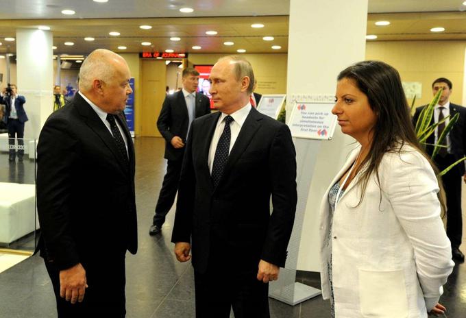 Vladimir Putin (v sredini) in Margarita Simonjan, urednica dveh osrednjih ruskih medijev RT in Sputnik | Foto: AP / Guliverimage