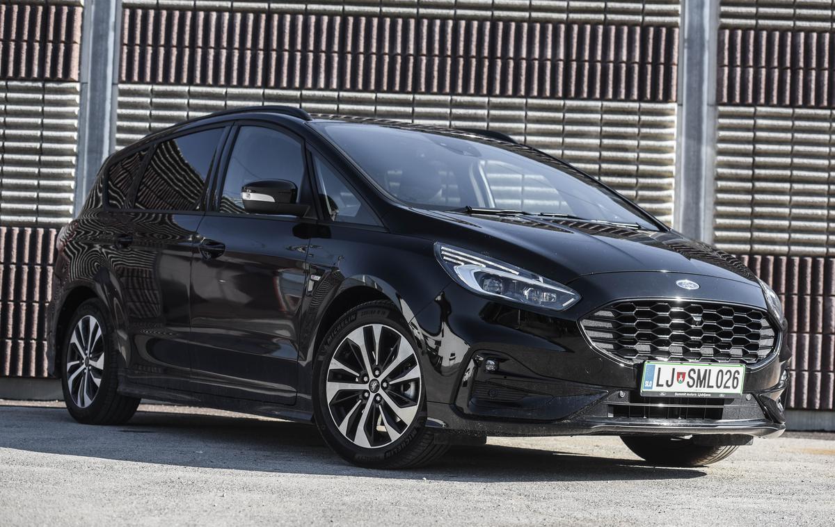 Ford s-max | 4,8-metrski S-max s serijskimi 18-palčnimi kolesi in športnim podvozjem je dvignjen 141 milimetrov od tal. Odsotnost drsnih vrat nadomeščajo običajna z velikim kotom odpiranja. | Foto Gašper Pirman