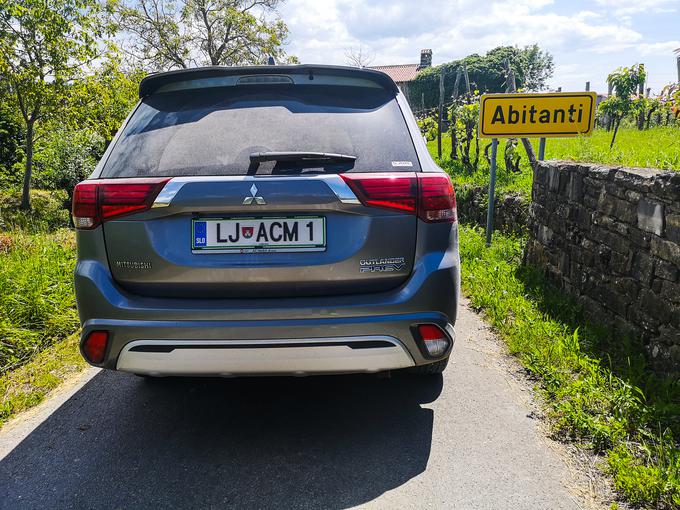 Priključno-hibridni outlander PHEV pred vstopom v vasico, najbolj oddaljeno v koprski mestni občini. Vanjo tik ob slovensko-hrvaški meji pripelje makadamska cesta. | Foto: Gregor Pavšič