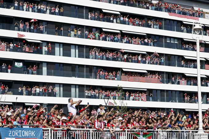 Na nabrežju reke pa nepregledna množica. | Foto: Reuters